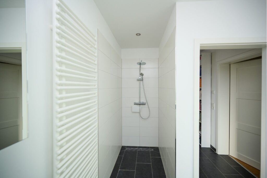 Modernes Gästebad mit Walk-in-Dusche