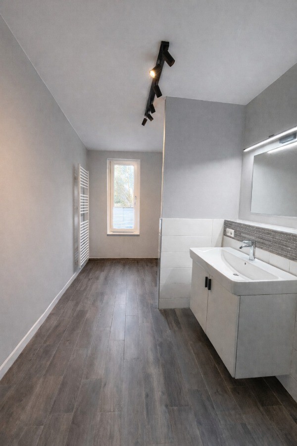 Großzügiges Tageslichtbad in neuwertigem, gepflegtem Zustand