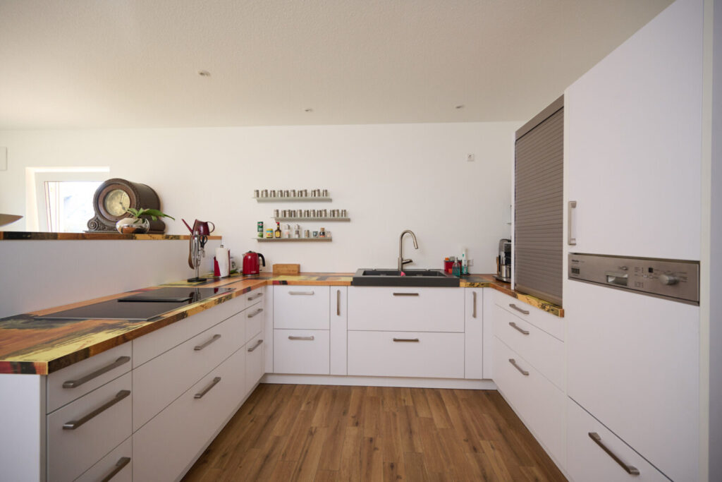 Moderne Küche, die keine Wünsche offenlässt