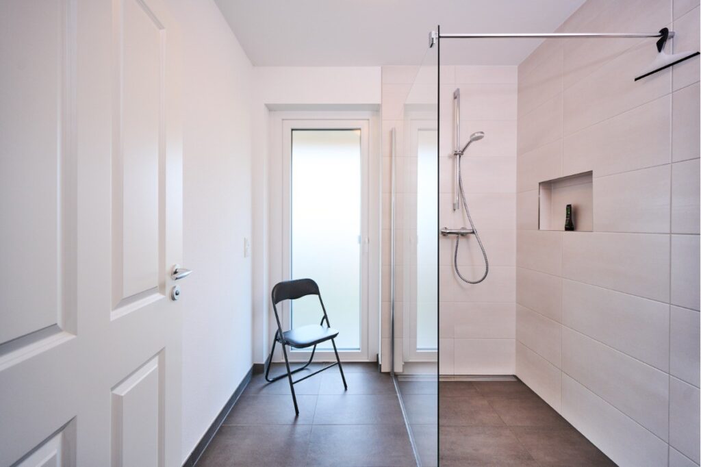 Modernes Duschbad im Erdgeschoss mit Sauna und Walk-in-Dusche