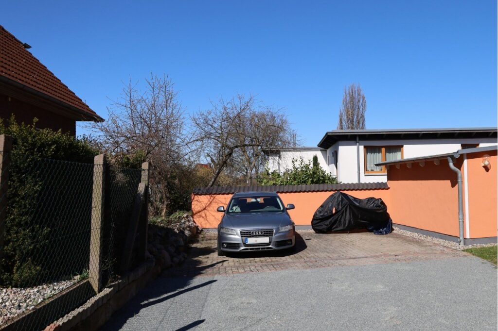 2 PKW-Stellplätze für die Mieter auf dem Hof
