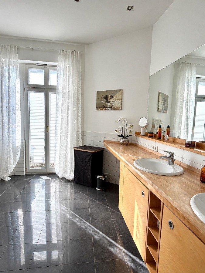 Blick in das helle Badezimmer