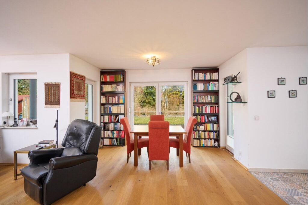 Blick in den Essbereich mit Erker