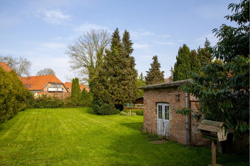 Blick nach Osten in den 1.500m² großen Garten