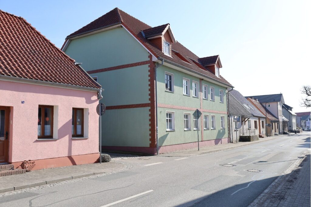 Straßenseitige Ansicht des Mehrfamilienhauses