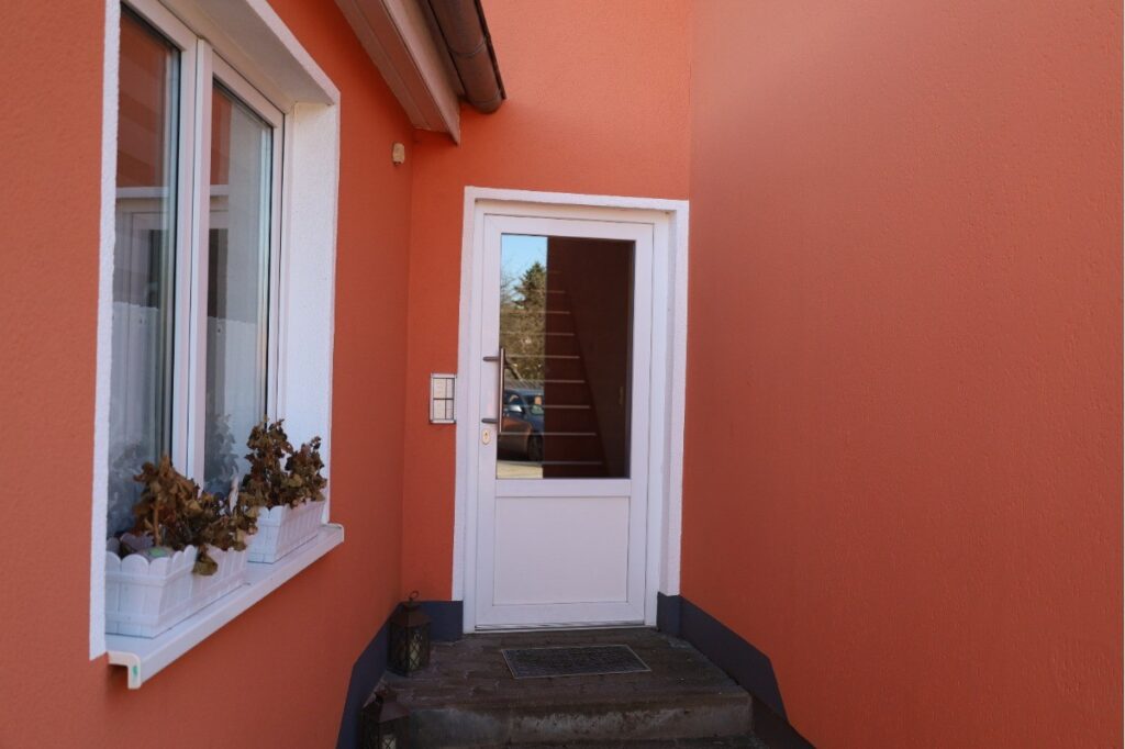 Gepflegter Hauseingang des Wohngebäudes