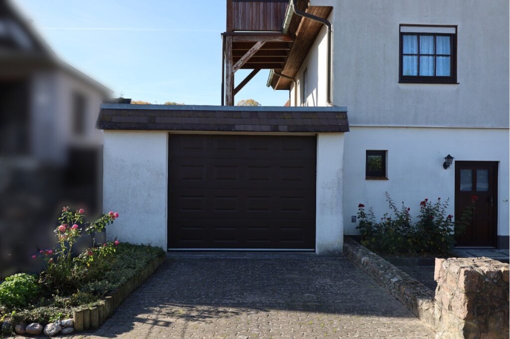 Zufahrt zur Garage mit Zugang zum Haus