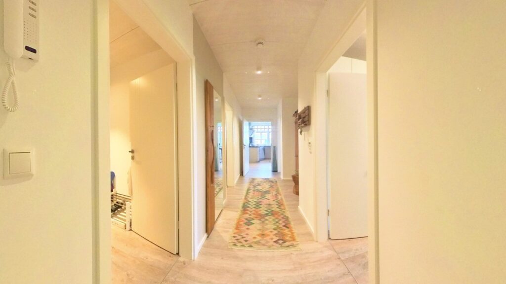 Großzügige Diele mit klarer Raumstruktur und freundlicher Atmosphäre