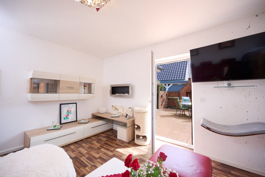 Freundliches Kinderzimmer mit direktem Terrassenzugang