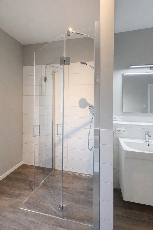 Großzügiges Tageslichtbad in neuwertigem, gepflegtem Zustand