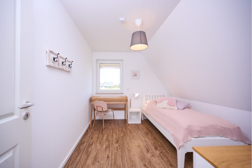 Kompaktes Schlafzimmer im Dachgeschoss