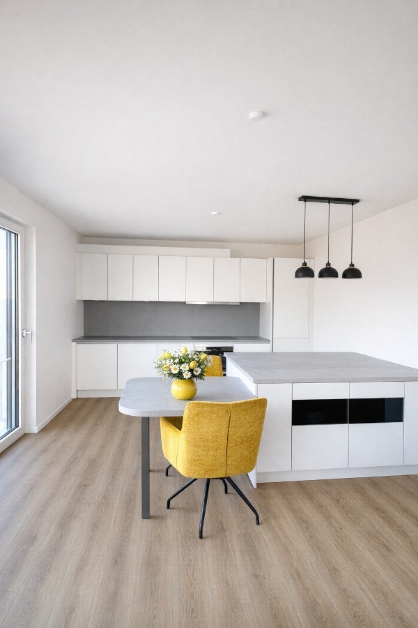 Offener Wohn- und Essbereich mit moderner Einbauküche