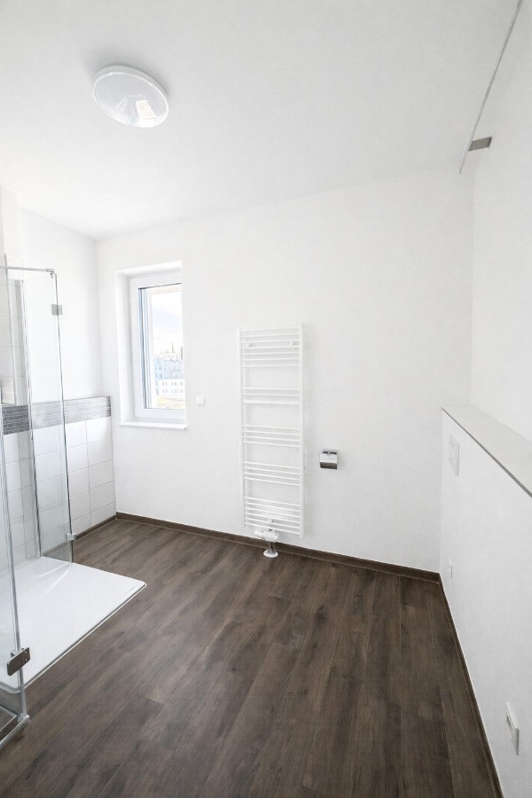 Modernes Tageslichtbad mit bodengleicher Dusche