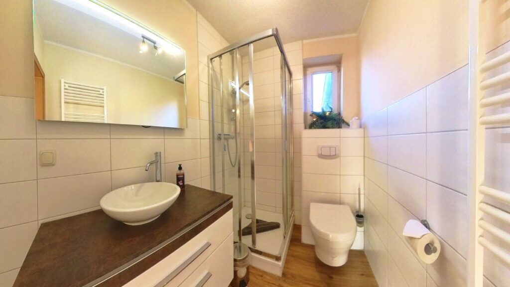 Modern gestaltetes Duschbad im Erdgeschoss