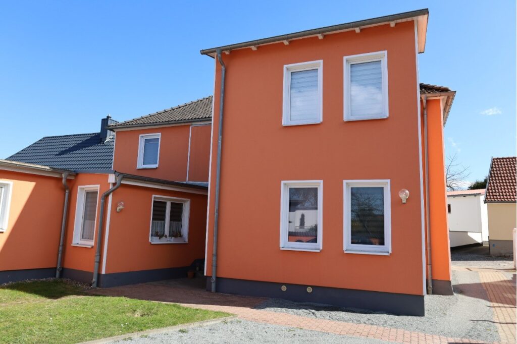 Hofansicht des gepflegten Mehrfamilienhauses