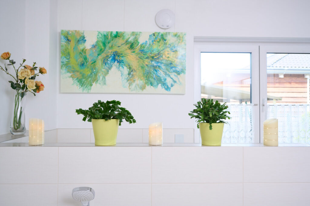 Helles Tageslichtbad mit modernen Details und Wohlfühlcharakter