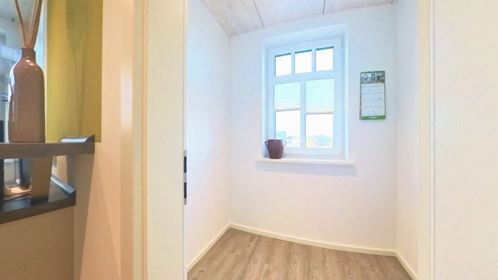 Praktischer Abstellraum mit Tageslicht – direkt von der Küche aus begehbar