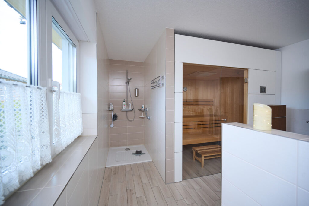Helles Tageslichtbad mit modernen Details und Wohlfühlcharakter