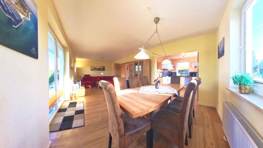 Offenes Raumkonzept: Verbindung von Ess- und Wohnbereich