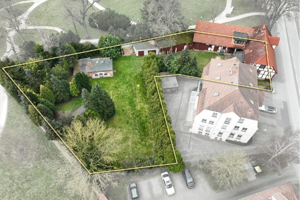 Luftbild von Osten, der Großherzogliche „Palaisgarten“ am oberen Bildrand
