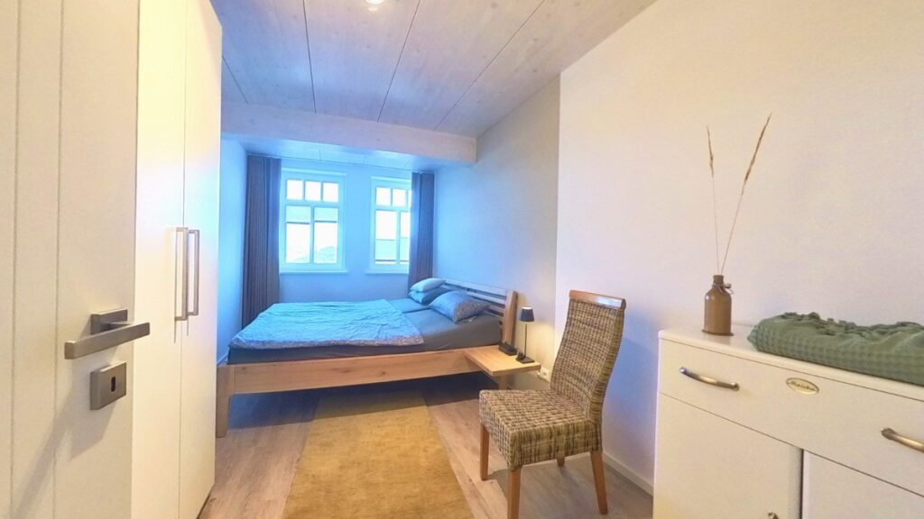 Erholsamer Rückzugsort – das gemütliche Schlafzimmer mit viel Tageslicht