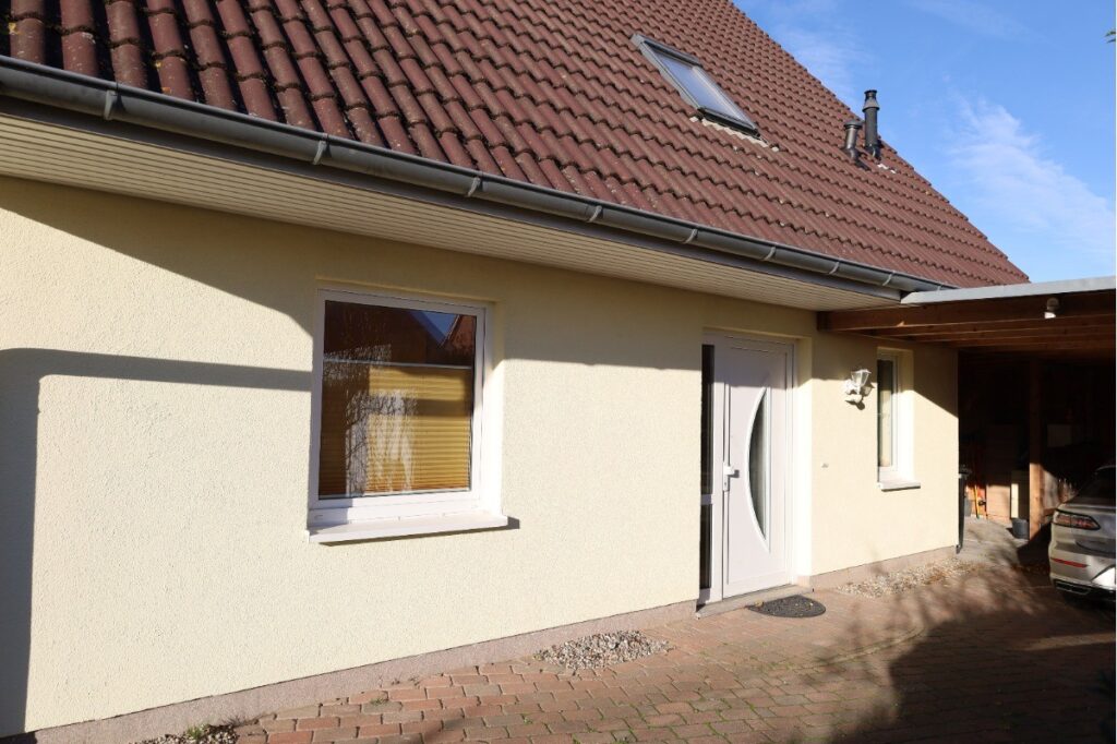 Eingangsbereich des Hauses mit direkt angrenzendem Carport