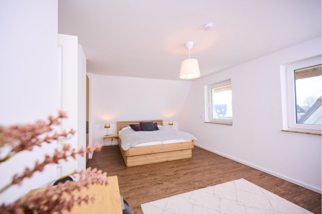 Großzügiges Schlafzimmer im Dachgeschoss