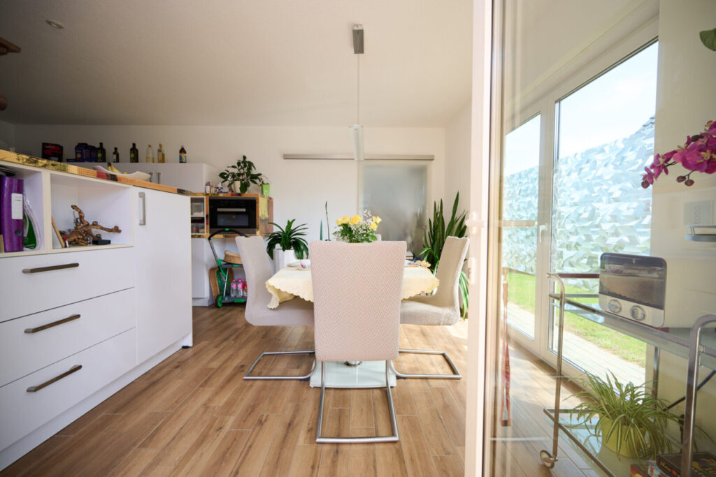 Essbereich mit direktem Zugang in den Garten und fließendem Übergang ins Freie