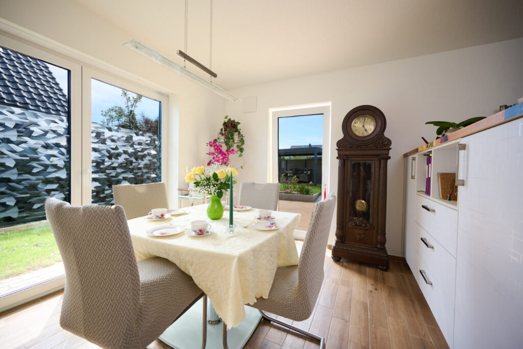 Lichtdurchfluteter Essbereich mit direktem Zugang zur Terrasse und in den Außenbereich