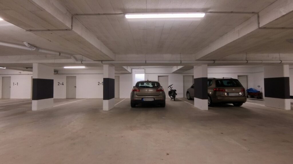 Tiefgaragenstellplatz, dahinter der Abstellraum