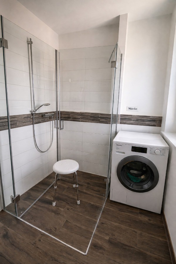 Modernes Tageslichtbad mit bodengleicher Dusche