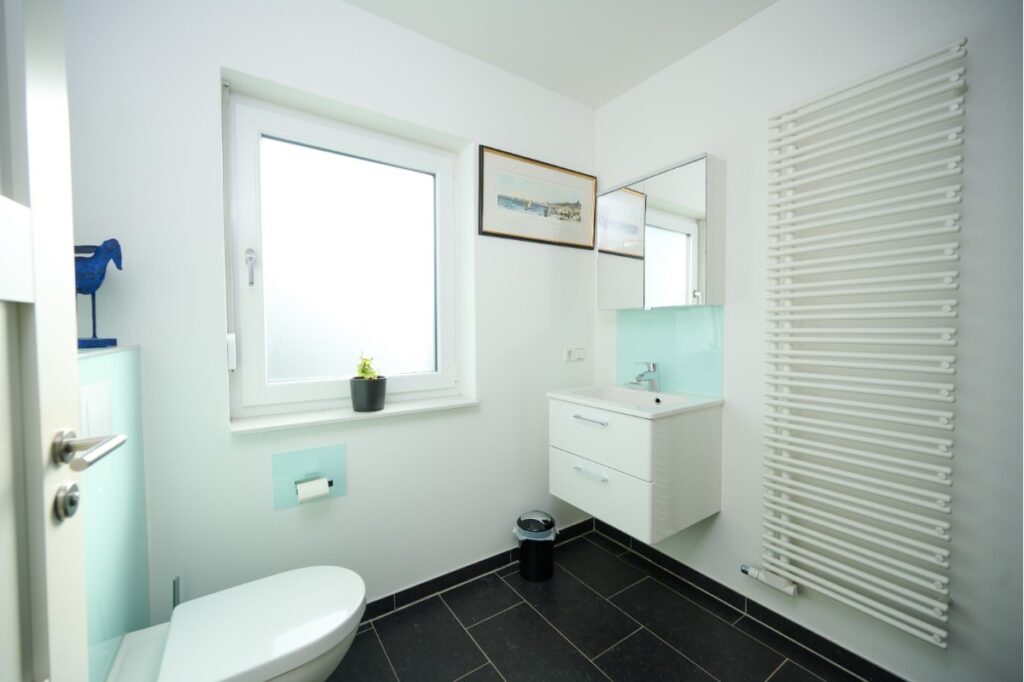 Blick in das moderne Gästebad