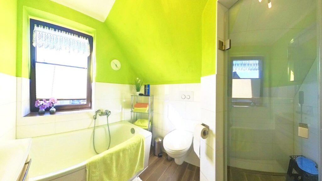 Tageslichtbad mit Badewanne und Walk-in-Dusche