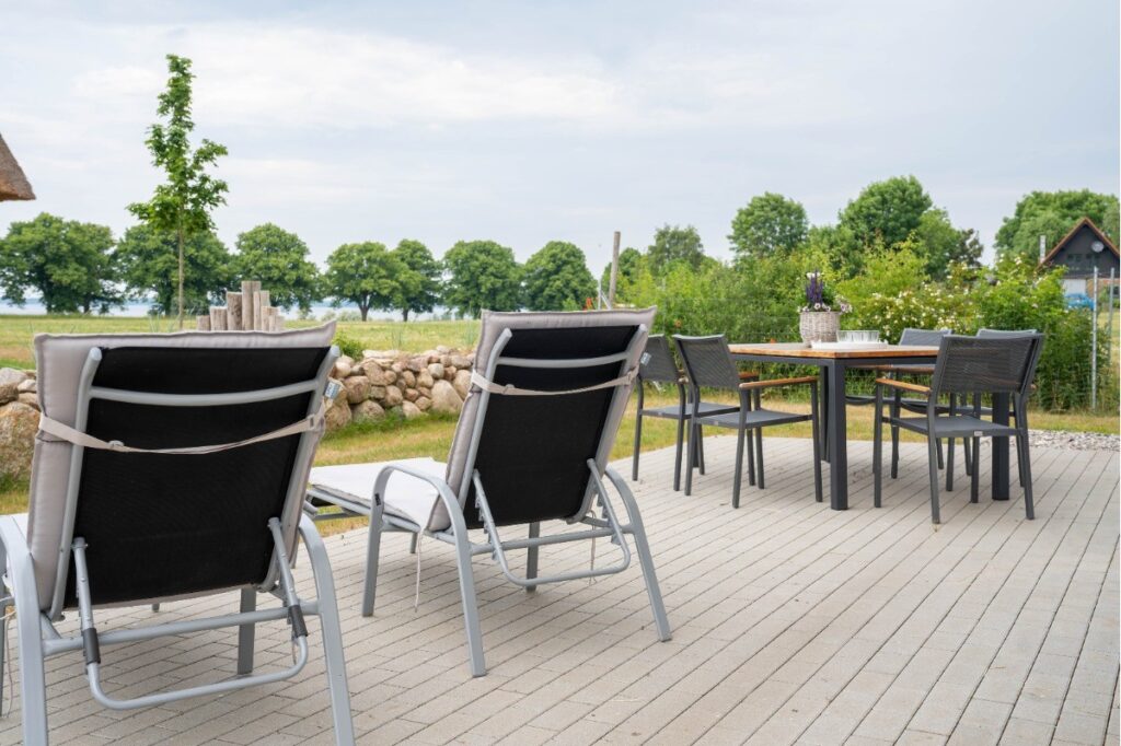 Sonnige Terrasse mit weitem Blick auf das Salzhaff