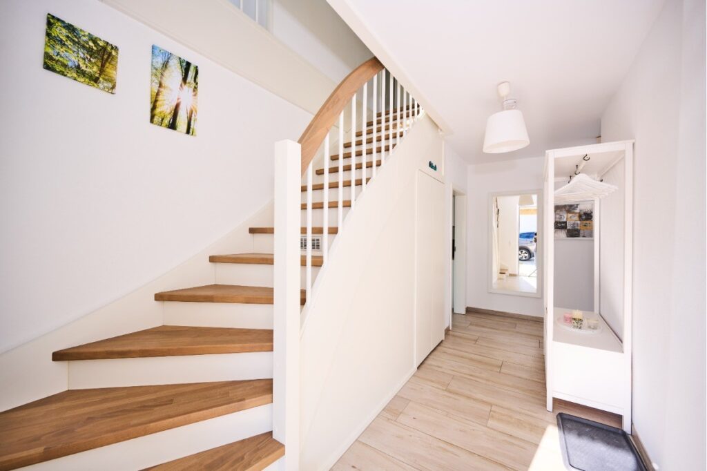 Einladende Diele mit Treppe ins Dachgeschoss