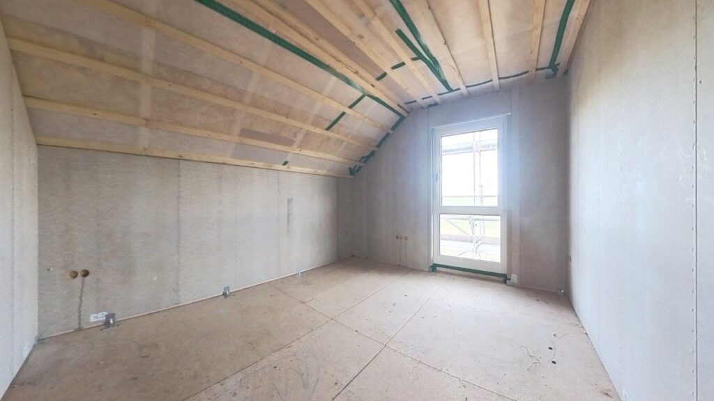 Helles Kinderzimmer mit guter Stellfläche und angenehmer Belichtung