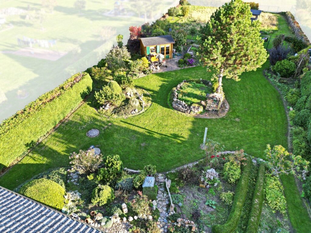 Großzügiger Garten mit Spiel- und Freizeitfläche
