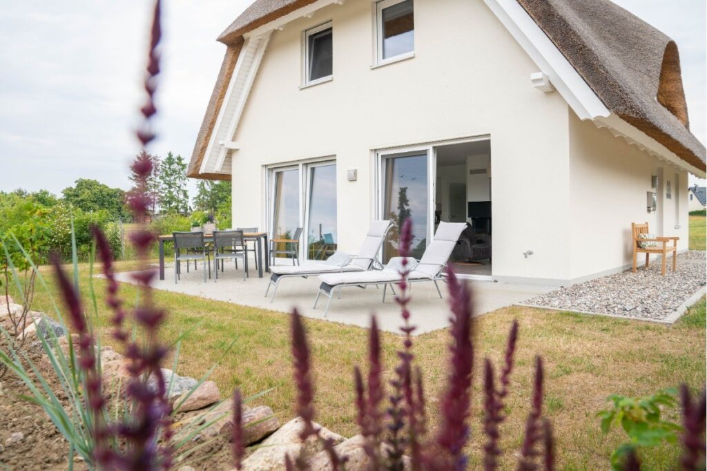 Terrasse mit Blick auf die umliegenden Wiesen
