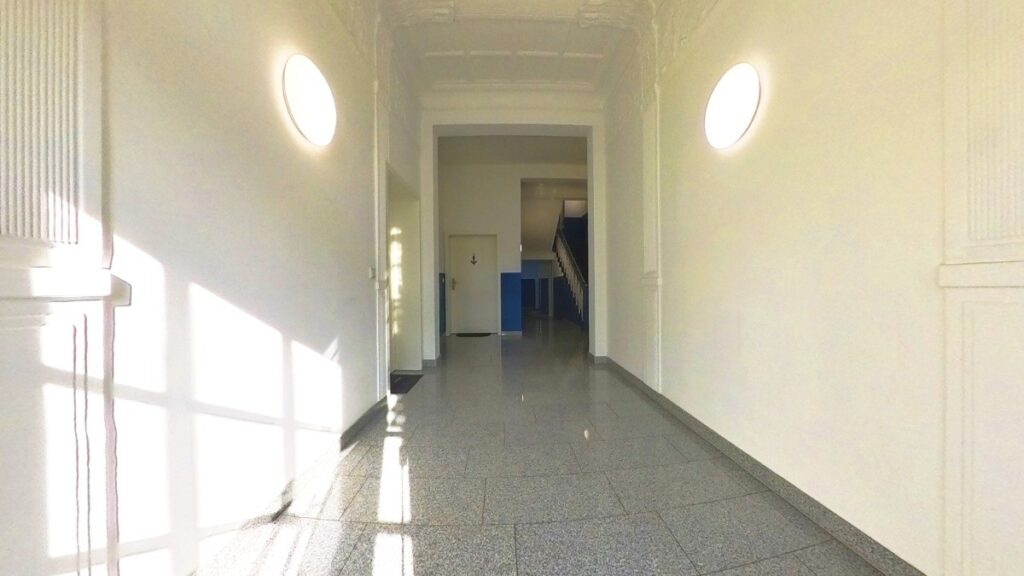 Gepflegter Hausflur der Villa „Scandinavia“