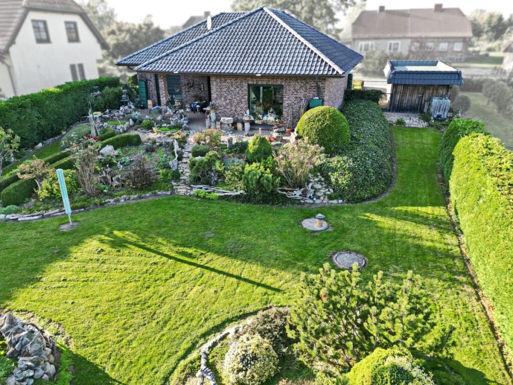 Luftaufnahme des vorderen Gartens