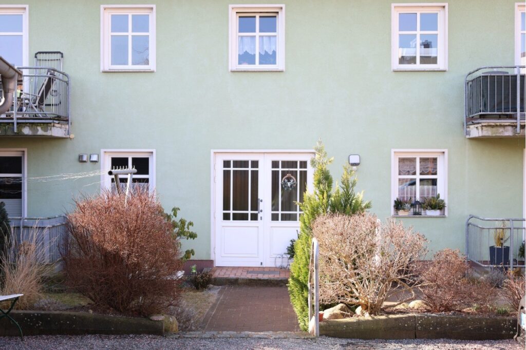 Hauseingang mit gepflegtem Zugangsbereich