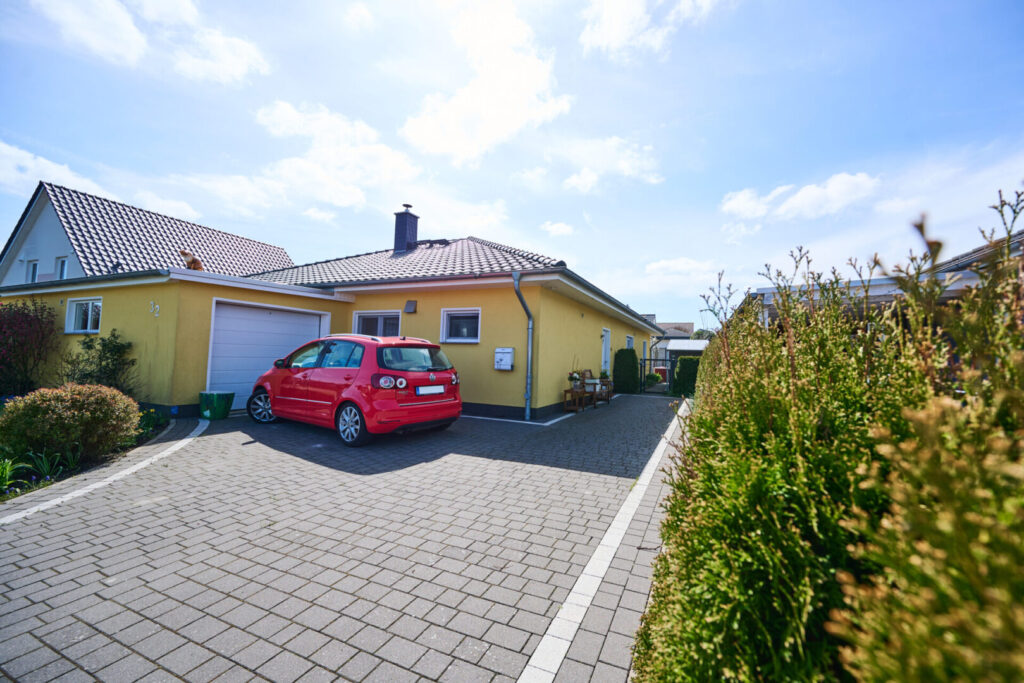 Zufahrt zur Garage und Zugang zum Wohnhaus