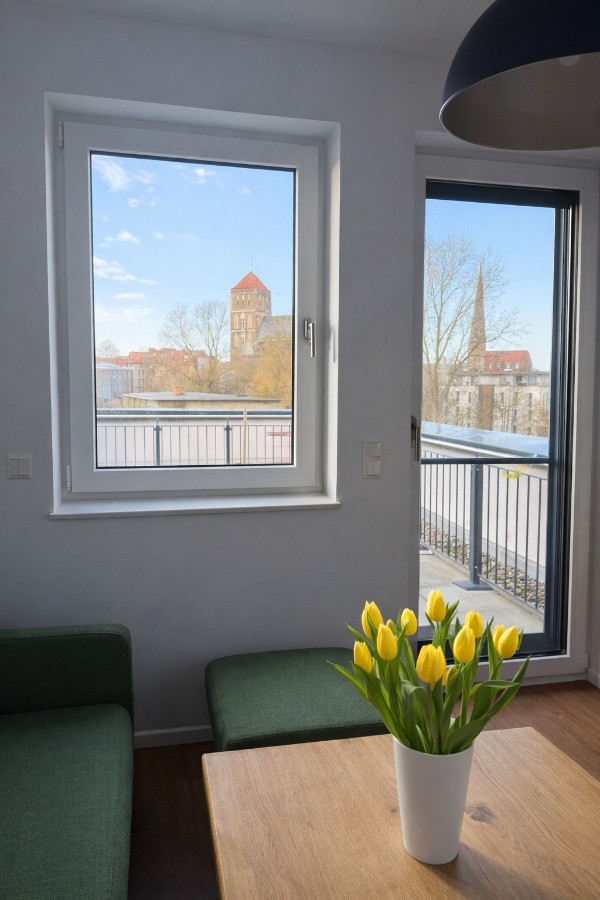 Wohnzimmer mit beeindruckendem Ausblick auf die Petri- und Nikolaikirche