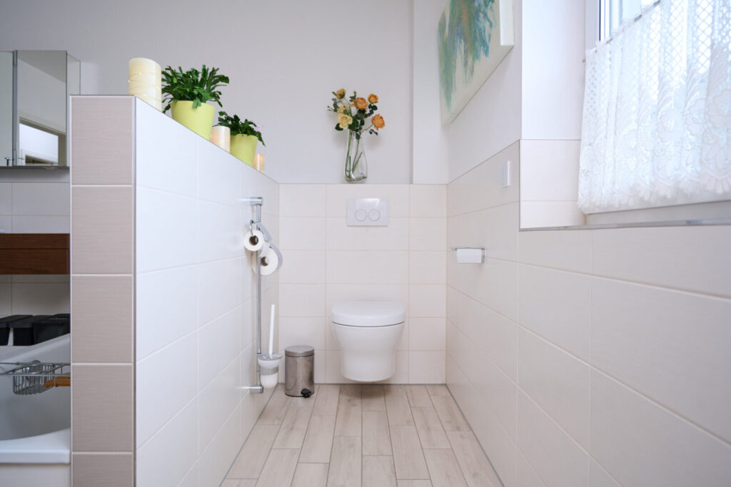 Helles Tageslichtbad mit modernen Details und Wohlfühlcharakter