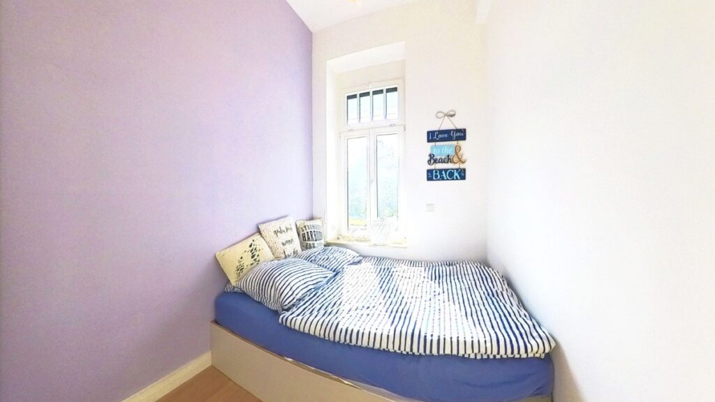 Ruhiges Schlafzimmer mit maßgefertigtem Einbauschrank