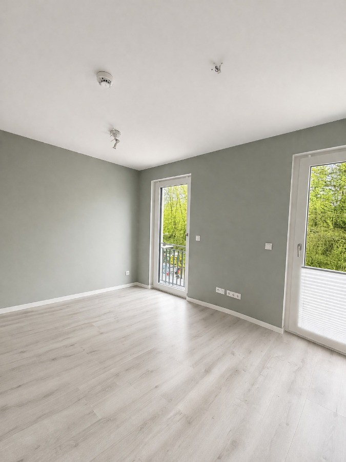 Schlafzimmer mit bodentiefer Fensterfront und viel Tageslicht