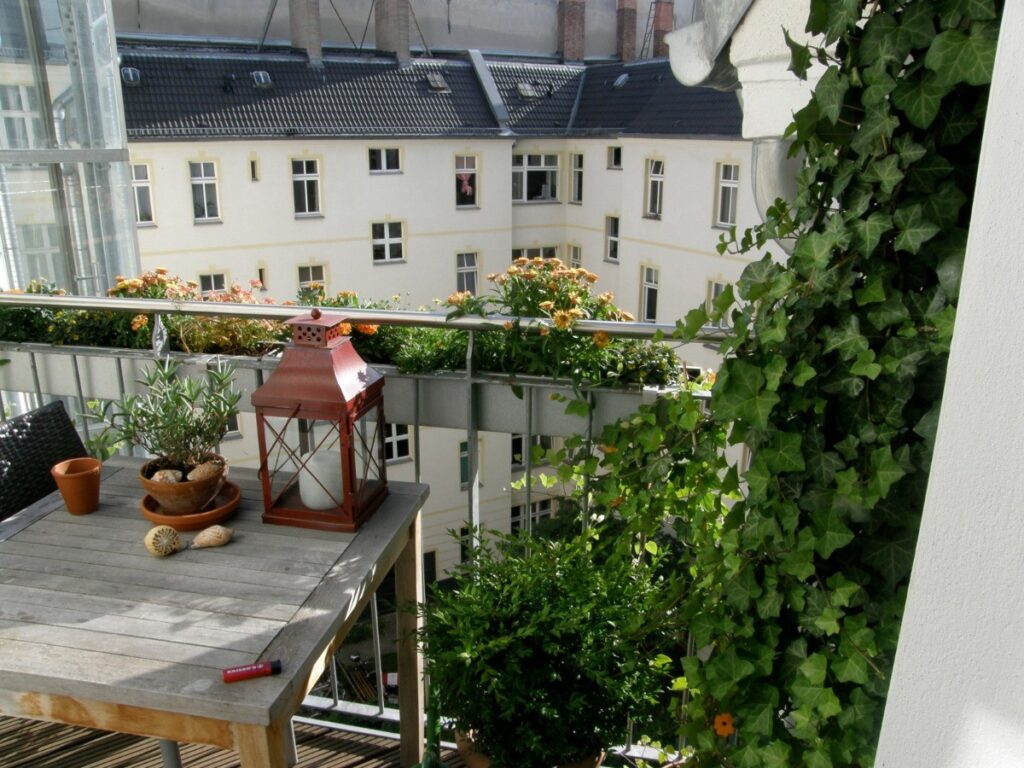 Blick vom Balkon in den Innenhof