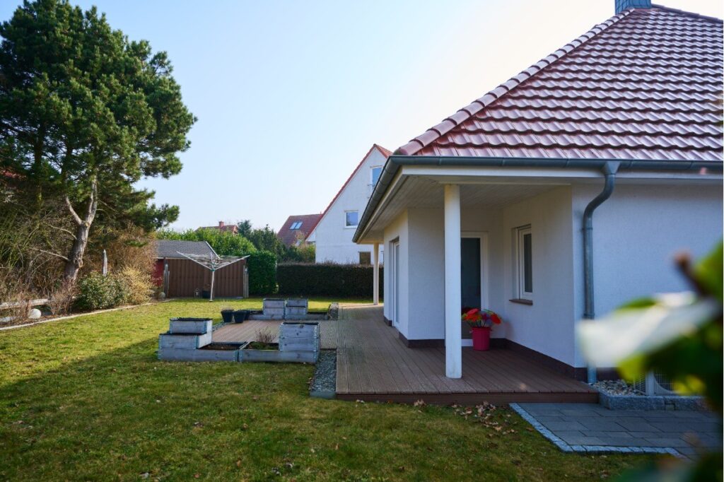 Großzügige Terrassenbereiche mit Platz für Erholung und Geselligkeit