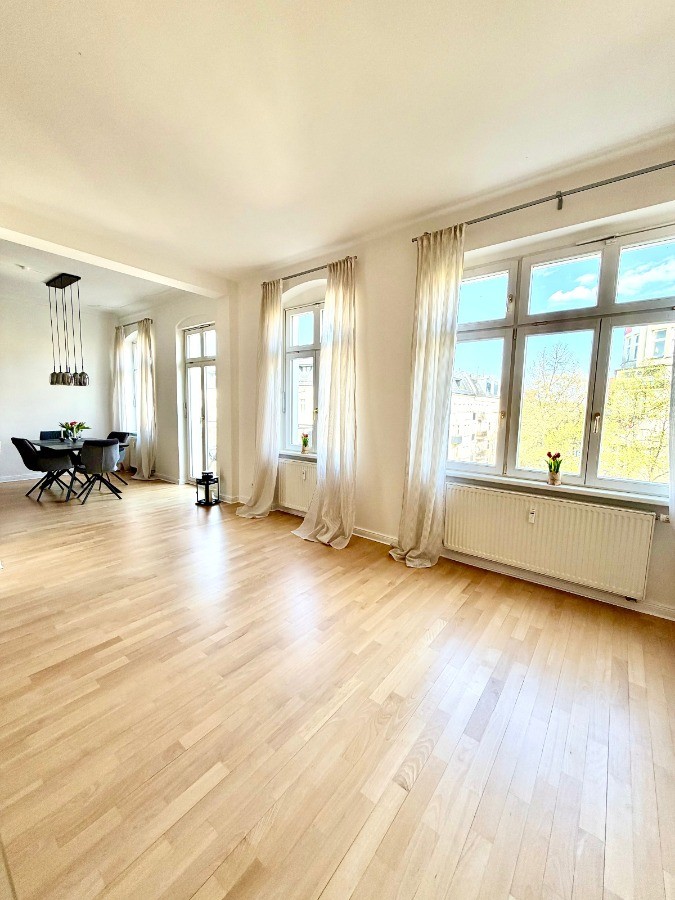 Blick aus dem Wohnzimmer ins Esszimmer