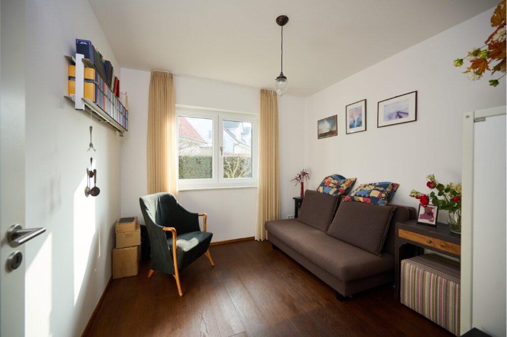 Freundliches Gästezimmer mit vielseitiger Nutzungsmöglichkeit
